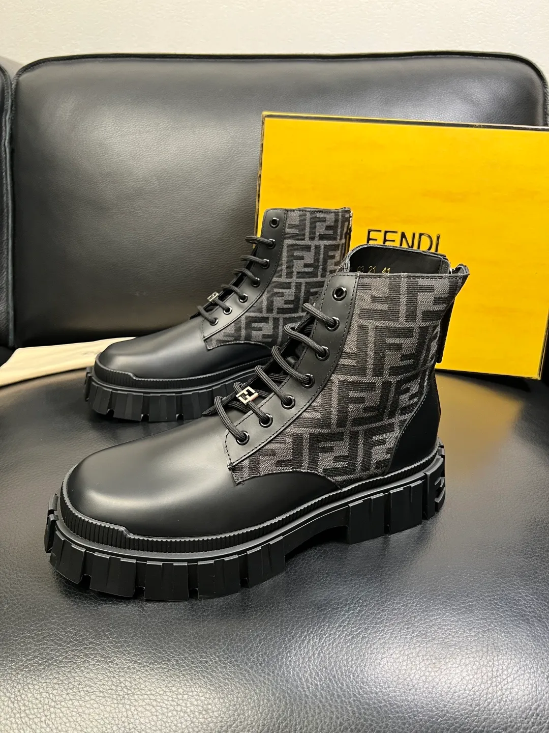 Men's shoes 💰900 FENDI High-quality top craftsmanship, Fendi boots high-top counter synchronization, original factory configuration imported Italian cowhide fly-knit fabric, imported cowhide lining, breathable and comfortable, soles: original soles specially provided by the original factory, original factory and single goods are welcome to compare, code number 39-44 (customized 38 45)